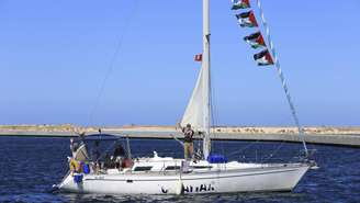 Um barco integrante da flotilha mundial Sumud parte rumo a Gaza para levar ajuda humanitária, apesar do bloqueio israelense ao território palestino, no porto tunisiano de Bizerte, no sábado, 13 de setembro de 2025.