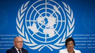 A presidente da Comissão Internacional Independente de Investigação da ONU sobre o território palestino ocupado, Navi Pillay (direita), ao lado de Chris Sidoti, integrante da comissão, durante coletiva de imprensa em Genebra nesta terça-feira 16 de setembro de 2025.