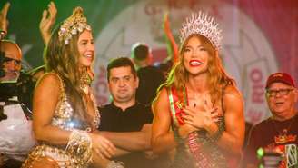 Paolla Oliveira passa a faixa de rainha de bateria para Virginia Fonseca