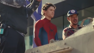 Tom Holland durante filmagens de 'Homem-Aranha: Um Novo Dia'
