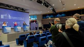 A vice-presidente da Comissão Europeia e chefe da diplomacia do bloco, Kaja Kallas (no centro), e Maroš Šefčovič, comissário europeu, falam em coletiva de imprensa sobre os acordos comerciais entre a UE e o México e entre a UE e o Mercosul.