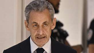 O ex-presidente francês Nicolas Sarkozy chega ao tribunal de Paris para o seu julgamento por financiamento ilegal de campanha da Líbia, relativo à eleição de 2007. Em Paris, em 25 de setembro de 2025.