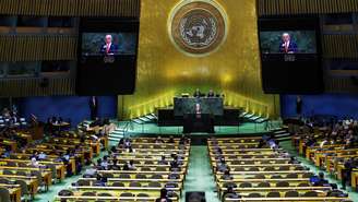 Com plenário esvaziado, o premiê israelense, Benjamin Netanyahu, faz discurso na Assembleia Geral da ONU, em Nova York, em 26 de setembro de 2025.
