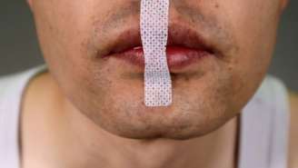 O “mouth taping”, moda da internet para dormir melhor, pode causar prejuízos à saúde; entenda os riscos da prática