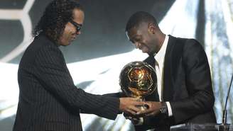 Ronaldinho Gaúcho entrega a Bola de Ouro 2025 para Ousmane Dembélé em 22 setembro de 2025, em Paris.