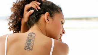 Diversos pesquisadores se concentraram em analisar a possível relação entre tatuagens e o surgimento da enfermidade