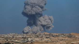 Fumaça sobe de Gaza após explosão, vista do lado israelense da fronteira, em 30 de setembro de 2025.