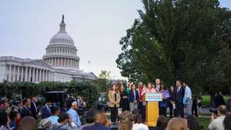 Nancy Pelosi discursa diante do Congresso americano na terça-feira, 30 de setembro de 2025, indicando que os democratas querem aumentar o orçamento para a saúde.