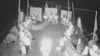 Imagens transmitidas ao vivo mostram tripulação do navio Alma sentados no convés enquanto navegam para Gaza