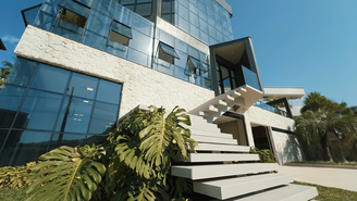 A residência impressiona pelos seus 1.700 metros quadrados de área construída e ambientes projetados para combinar sofisticação e funcionalidade