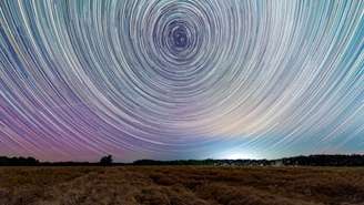 A rotação da Terra faz com que as estrelas pareçam estar se movendo: à medida que gira em torno de seu eixo, ela também viaja ao redor do Sol, a velocidades de passam de 1.600 km/h no primeiro caso e 100.000 km/h no segundo Qu Yubao/Xinhua News Agency via Getty Images