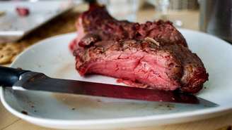 No Brasil, os desafios são imensos. Um estudo da USP e da UERJ revelou que a dieta brasileira, marcada pelo consumo elevado de carne bovina e produtos ultraprocessados, reduz em média 5,89 minutos de vida saudável por item consumido.