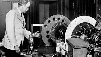 Um século atrás, no dia 2 de outubro de 1925, o inventor escocês John Logie Baird (1888-1946) transmitiu com sucesso, pela primeira vez, a imagem em movimento de um rosto humano reconhecível
