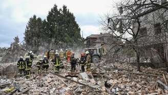 Equipes de socorro atuam em zona atingida por ataque russo na periferia de Lviv, no oeste da Ucrânia, em 5 de outubro de 2025.