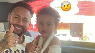 Neymar mostra a filha com braço engessado