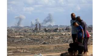 Fumaça sobe no céu da Cidade de Gaza após ataque israelense 06/10/2025 