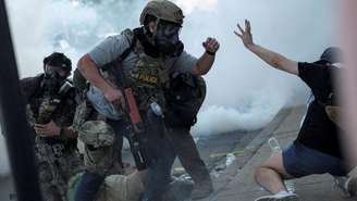 Agentes federais e do ICE em confronto com manifestantes contra prisões de estrangeiros, em Chicago, em 4 de outubro de 2025.