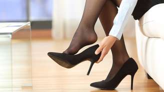 Salto alto pode provocar lesões que afetam a coluna