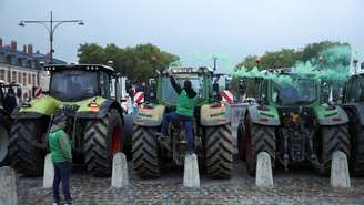 Agricultores franceses que se opõem ao acordo de livre- comércio entre a União Europeia e o Mercosul fizeram um protesto em frente ao Palácio de Versalhes, em 26 de setembro de 2025.
