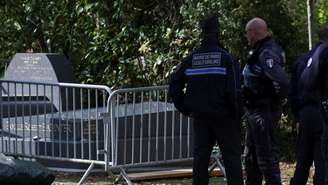 O túmulo Robert Badinter foi vandalizado nesta quinta-feira no cemitério parisiense de Bagneux, região metropolitana de Paris, a poucas horas da entrada do ex-ministro da Justiça francês no Panteão.