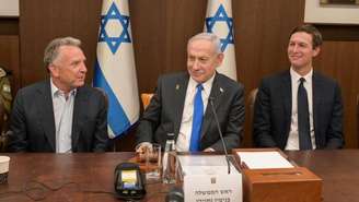 Netanyahu aparece em foto ao lado do enviado especial dos EUA, Steve Witkoff, e do genro do presidente Trump, Jared Kushner, durante reunião do gabinete de ministros