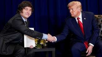 O presidente argentino, Javier Milei (à esquerda), cumprimenta o chefe da Casa Branca, Donald Trump, durante encontro em Nova York. 23 de setembro de 2025