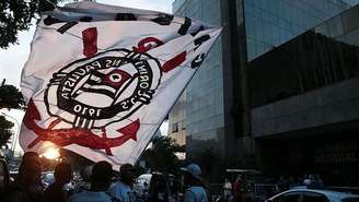 Bandeira do Corinthians em frente ao Parque São Jorge.