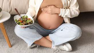 Durante a gravidez, a alimentação da mãe influencia o DNA e a saúde do bebê; saiba o que incluir e o que evitar no cardápio 