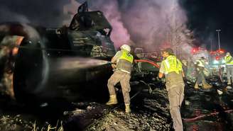 Bombeiros apagam as chamas no local de um ataque israelense durante a noite na área de Al-Msayleh, no sul do Líbano, em 11 de outubro de 2025. O presidente libanês, Joseph Aoun, condenou Israel por realizar ataques noturnos contra instalações civis que, segundo o Ministério da Saúde, mataram pelo menos uma pessoa.