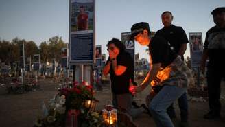 Mulher acende uma vela no local do festival Nova, onde participantes foram mortos e sequestrados, durante a homenagem no segundo aniversário do ataque de 7 de outubro de 2023, realizado pelo Hamas contra Israel a partir da Faixa de Gaza. A cerimônia ocorreu em Reim, no sul de Israel, em 7 de outubro de 2025. Imagem ilustrativa.