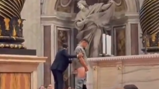 Homem urina na Basílica de São Pedro, no Vaticano