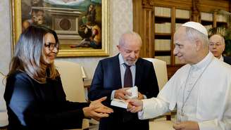 O papa Leão XIV recebeu o presidente Lula e a primeira-dama Janja da Silva em uma audiência privada na biblioteca do Palácio Apostólico, no Vaticano.