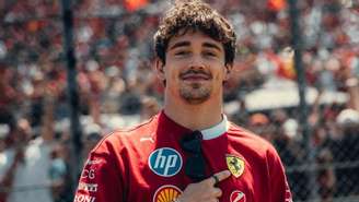 Charles Leclerc durante Grande Prêmio com a torcida Tifosi 