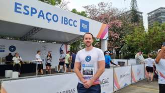 Funcionário público William Freitas durante corrida de conscientização do câncer de mama