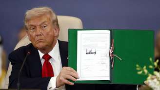 O presiidente americano Donald Trump apresenta o documento assinado na cúpula de paz para Gaza, em Sharm el-Sheikh, no Egito, na segunda-feira 13 de outubro de 2025.