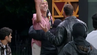 Caos! Seguranças precisam conter Fernando e Nizam ao vivo em A Fazenda 17 / Reprodução: Record