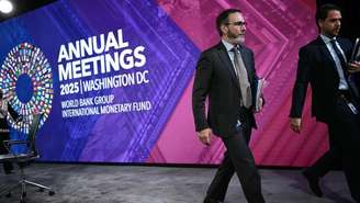 O economista-chefe do FMI, Pierre-Olivier Gourinchas (esq.) e o diretor de comunicação, José Luis de Haro, apresentaram nesta terça-feira, 14 de outubro de 2025, o último relatório de Perspectivas da Economia Mundial, em Washington.