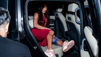 Gracyanne está usando muletas após cirurgia no joelho. Ela foi fotografada saindo do carro em evento, antes de assalto no Rio