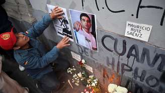 O retrato do rapper Eduardo Mauricio Ruiz, manifestante morto em 15 de outubro, em uma rua de Lima, em 16 de outubro de 2025.