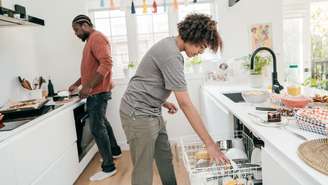 Segundo o IBGE, homens casados cozinham e limpam menos do que os solteiros em lares brasileiros; veja os números divulgados