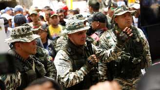 O ministro da Defesa da Venezuela, Vladimir Padrino Lopez, participa de exercício para treinar cidadãos no manuseio de armas, em meio às crescentes tensões com os EUA. Caracas, 20 de setembro de 2025.