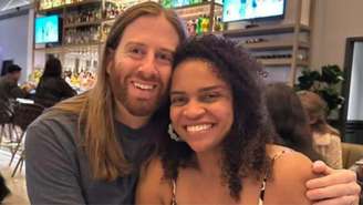 Tucker May e Bárbara Marques compartilharam foto nas redes sociais para anunciar que a cineasta foi libertada