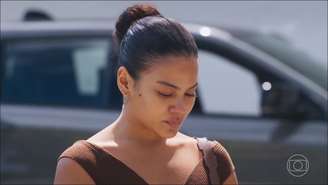 Bella Campos caracterizada como Maria de Fátima