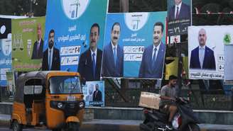 Cartazes eleitorais em uma rua de Bagdá, em 14 de outubro de 2025.