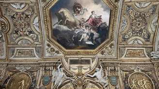 Teto da Galeria de Apolo (Galerie d'Apollon), que abriga as joias da coroa francesa, no Museu do Louvre, em Paris, em 8 de dezembro de 2024, nesta imagem tirada das redes sociais.