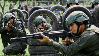 Soldados participam de um exercício liderado pelas Forças Armadas Nacionais Bolivarianas para treinar civis no manuseio de armas, após o presidente da Venezuela, Nicolás Maduro, mobilizar o Exército em comunidades de todo o país como parte de uma iniciativa nacional voltada à capacitação de cidadãos e moradores, em meio ao aumento das tensões com os Estados Unidos, em Yagua, Venezuela.