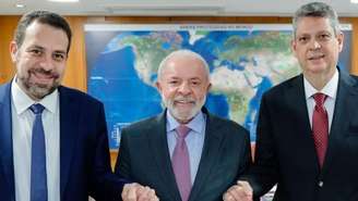 Presidente Lula ao lado do novo ministro, Guilherme Boulos, e do antecessor, Márcio Macêdo