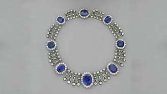 Colar fazia parte de um conjunto que inlclui um par de brincos e uma tiara