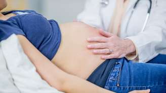 Descubra quais exames são feitos durante a gravidez, trimestre a trimestre; entenda a importância do pré