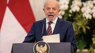 O presidente do Brasil, Luiz Inácio Lula da Silva, fala durante uma coletiva de imprensa com o presidente da Indonésia, Prabowo Subianto, após reunião bilateral no palácio presidencial em Jacarta, em 23 de outubro de 2025.